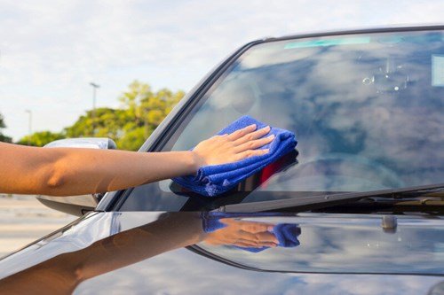 Sử dụng chất tẩy rửa chuyên dụng cho các vết ố bẩn lâu ngày, khó vệ sinh (Nguồn: Sưu tầm)