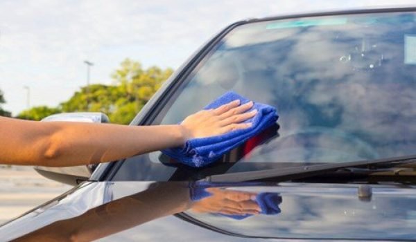 Sử dụng chất tẩy rửa chuyên dụng cho các vết ố bẩn lâu ngày, khó vệ sinh (Nguồn: Sưu tầm)