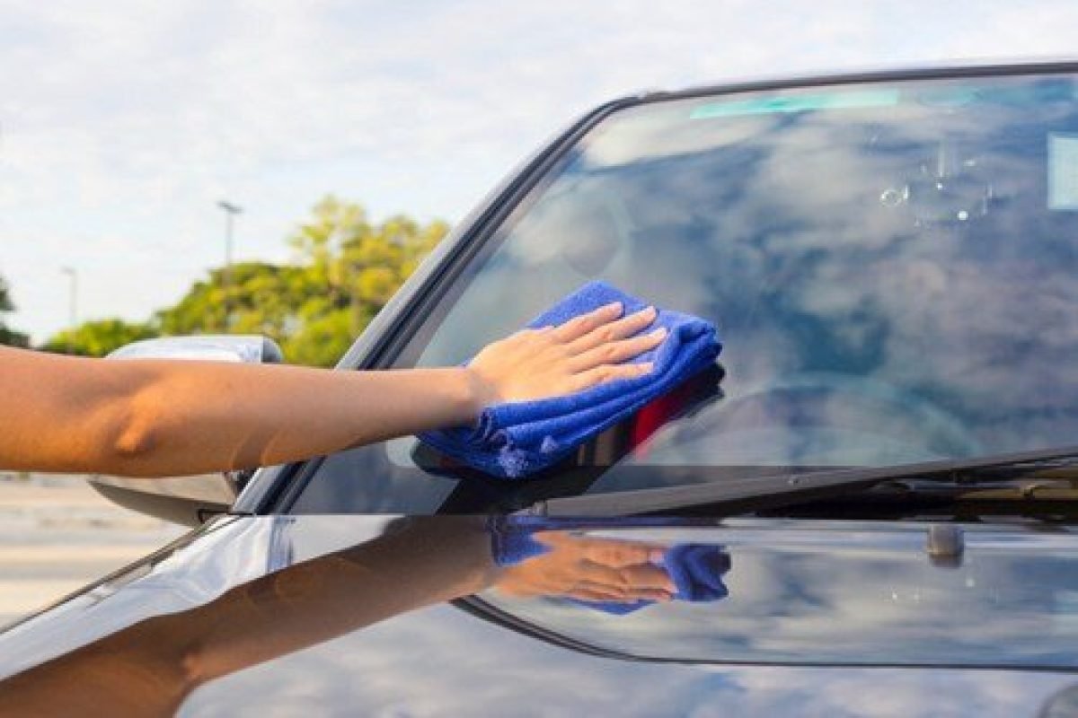 Sử dụng chất tẩy rửa chuyên dụng cho các vết ố bẩn lâu ngày, khó vệ sinh (Nguồn: Sưu tầm)