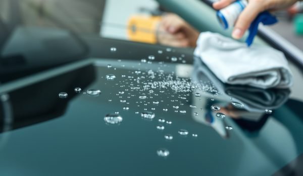 Tẩy ố kính ô tô bằng sản phẩm chuyên dụng, giọt nước chống bám trên bề mặt kính sáng bóng